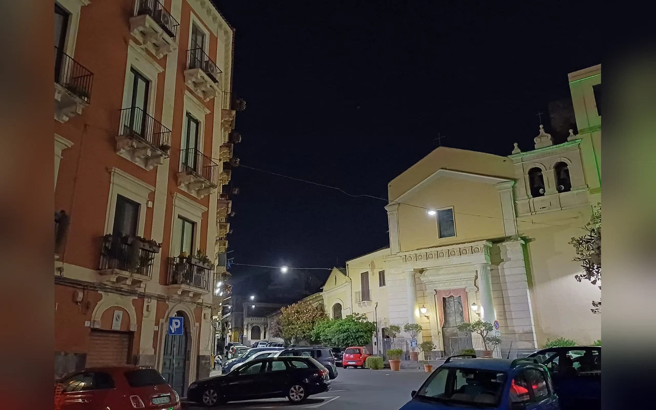Dintorni: piazza e chiesa nel centro di Catania (Sicilia) (foto 12)
